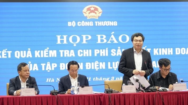 Ông Trần Việt Hòa, Cục trưởng Cục Điều tiết Điện lực (Bộ Công Thương), chia sẻ tại họp báo. Ảnh: BCT Ông Trần Việt Hòa, Cục trưởng Cục Điều tiết Điện lực (Bộ Công Thương), chia sẻ tại họp báo. Ảnh: BCT