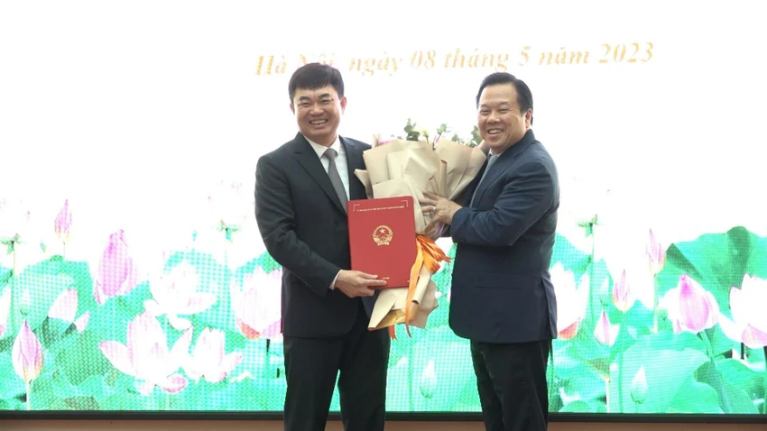 Ông Nguyễn Hoàng Anh (phải), Chủ tịch Ủy ban Quản lý vốn Nhà nước tại Doanh nghiệp, trao quyết định cho ông Ngô Hoàng Ngân. Ảnh: TKV Ông Nguyễn Hoàng Anh (phải), Chủ tịch Ủy ban Quản lý vốn Nhà nước tại Doanh nghiệp, trao quyết định cho ông Ngô Hoàng Ngân. Ảnh: TKV