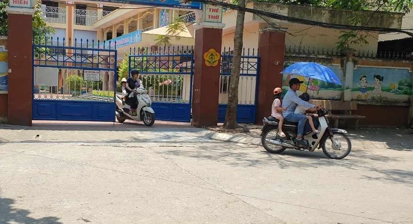 Sau khi nghe tin trường bị mất điện, một số phụ huynh đã lên trường đón con về nhà. Ảnh: AH Sau khi nghe tin trường bị mất điện, một số phụ huynh đã lên trường đón con về nhà. Ảnh: AH