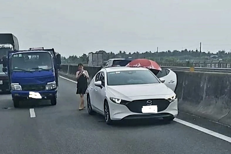 Hiện trường vụ tai nạn tại km25. Ảnh: KIM HƯỚNG Hiện trường vụ tai nạn tại km25. Ảnh: KIM HƯỚNG