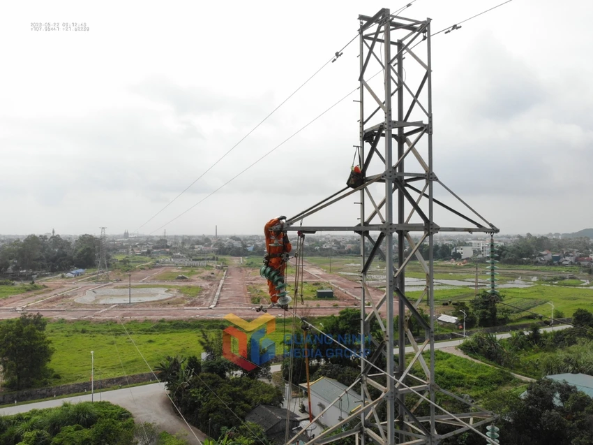 Công ty Điện lực Quảng Ninh kiểm tra xử lý khiếm khuyết trên đoạn đường dây 110kV Thâm Câu-Móng Cái phần do Việt Nam quản lý. Ảnh: Báo Quảng Ninh Công ty Điện lực Quảng Ninh kiểm tra xử lý khiếm khuyết trên đoạn đường dây 110kV Thâm Câu-Móng Cái phần do Việt Nam quản lý. Ảnh: Báo Quảng Ninh