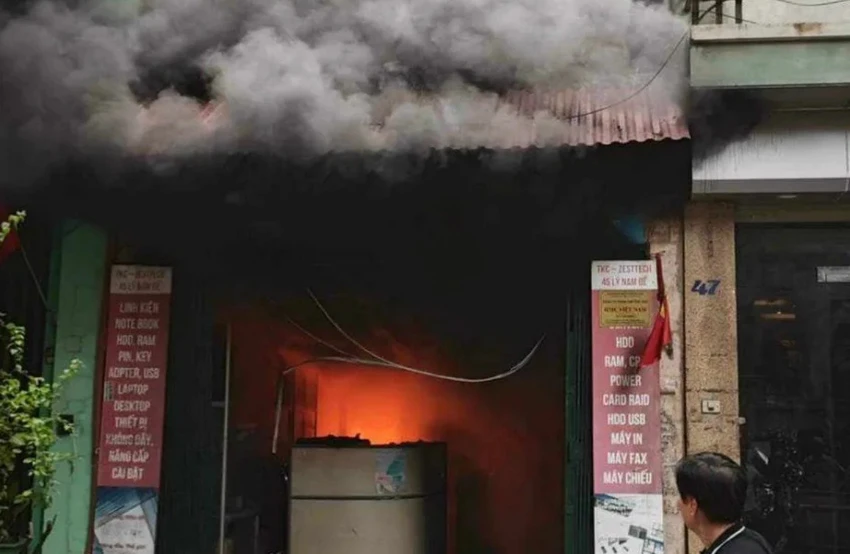 Ngọn lửa lan nhanh bao trùm căn nhà trên phố Lý Nam Đế, Hoàn Kiếm, Hà Nội. Ngọn lửa lan nhanh bao trùm căn nhà trên phố Lý Nam Đế, Hoàn Kiếm, Hà Nội.