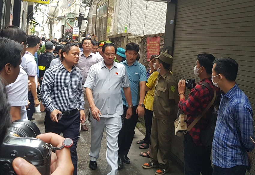 Phó Chủ tịch Quốc hội Trần Quang Phương có mặt tại hiện trường vụ cháy chung cư mini. Ảnh: PHI HÙNG Phó Chủ tịch Quốc hội Trần Quang Phương có mặt tại hiện trường vụ cháy chung cư mini. Ảnh: PHI HÙNG