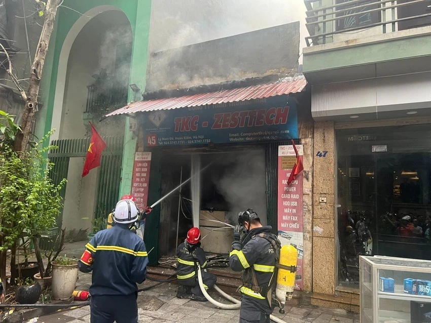 Vị trí căn nhà ở mặt tiền đường lớn nên công tác cứu hộ diễn ra nhanh, kịp thời. Vị trí căn nhà ở mặt tiền đường lớn nên công tác cứu hộ diễn ra nhanh, kịp thời.