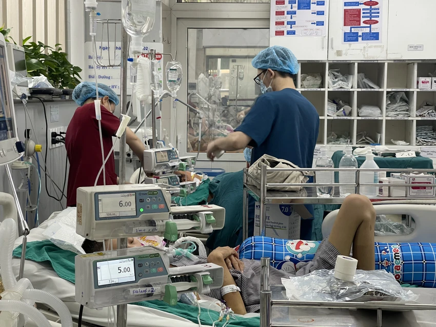 Các bác sỹ đang tích cực điều trị cho các nạn nhân vụ cháy chung cư mini. Ảnh: MT Các bác sỹ đang tích cực điều trị cho các nạn nhân vụ cháy chung cư mini. Ảnh: MT