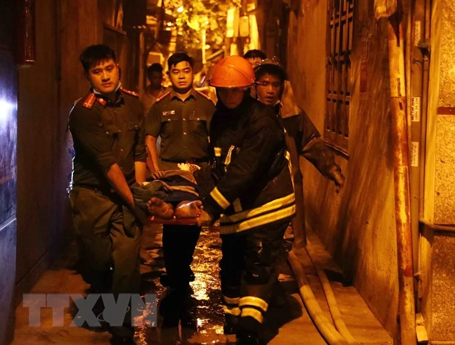 Đêm 12-9, tại một chung cư mini nằm sâu trong hẻm 29/70 Khương Hạ (quận Thanh Xuân, Hà Nội) xảy ra cháy lớn. Ảnh: TTXVN Đêm 12-9, tại một chung cư mini nằm sâu trong hẻm 29/70 Khương Hạ (quận Thanh Xuân, Hà Nội) xảy ra cháy lớn. Ảnh: TTXVN