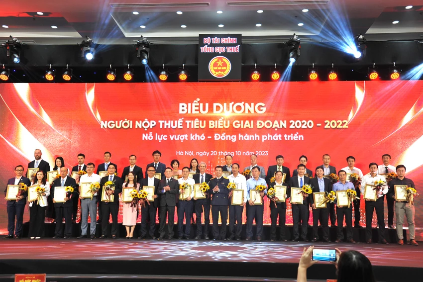 hoi-nghi-bieu-duong-nguoi-nop-thue-sang-20-10-7276-1461.jpg