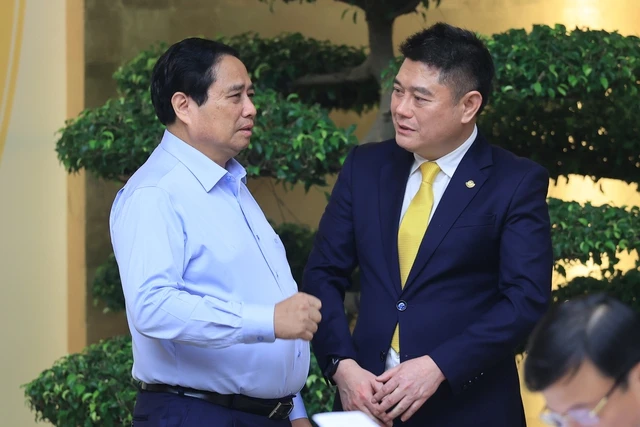 Thủ tướng Phạm Minh Chính trao đổi với lãnh đạo ngân hàng