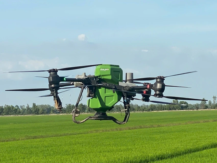 Phú Mỹ tích cực triển khai các giải pháp công nghệ mới như ứng dụng drone trong nông nghiệp.jpg