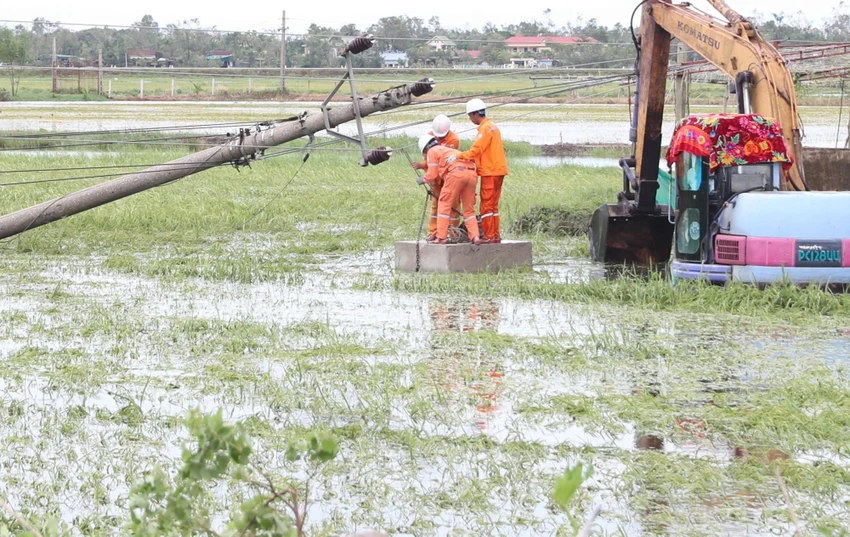 Công nhân ngành Điện khắc phục sự cố bão số 5.jpg