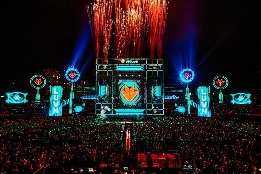 Đại nhạc hội Light Up Viet Nam được tổ chức tại SVĐ Gia Định mới khai trương của TP.HCM với sự tham gia của hơn 15.000 người hâm mộ. Có thể nói, đã lâu lắm rồi giới trẻ mới được sống lại cảm giác bùng nổ, cháy bỏng trong một đại nhạc hội sau hơn 2 năm chỉ được nghe và xem nhạc online. Đại nhạc hội Light Up Viet Nam được tổ chức tại SVĐ Gia Định mới khai trương của TP.HCM với sự tham gia của hơn 15.000 người hâm mộ. Có thể nói, đã lâu lắm rồi giới trẻ mới được sống lại cảm giác bùng nổ, cháy bỏng trong một đại nhạc hội sau hơn 2 năm chỉ được nghe và xem nhạc online.