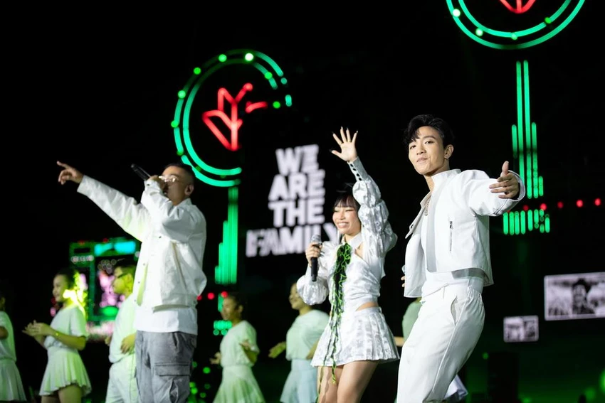 Chương trình mở màn với ca khúc We Are The Family được hòa giọng bởi 16 em nhỏ và 3 nghệ sĩ Gen Z: Mỹ Anh – Hoàng Dũng – GDucky. Đây là ca khúc sáng tác riêng cho VBank, như một lời chào và lời cảm ơn của thương hiệu đến tất cả những người dân Việt Nam sau một thời gian kiên cường chống chọi đại dịch. Chương trình mở màn với ca khúc We Are The Family được hòa giọng bởi 16 em nhỏ và 3 nghệ sĩ Gen Z: Mỹ Anh – Hoàng Dũng – GDucky. Đây là ca khúc sáng tác riêng cho VBank, như một lời chào và lời cảm ơn của thương hiệu đến tất cả những người dân Việt Nam sau một thời gian kiên cường chống chọi đại dịch.