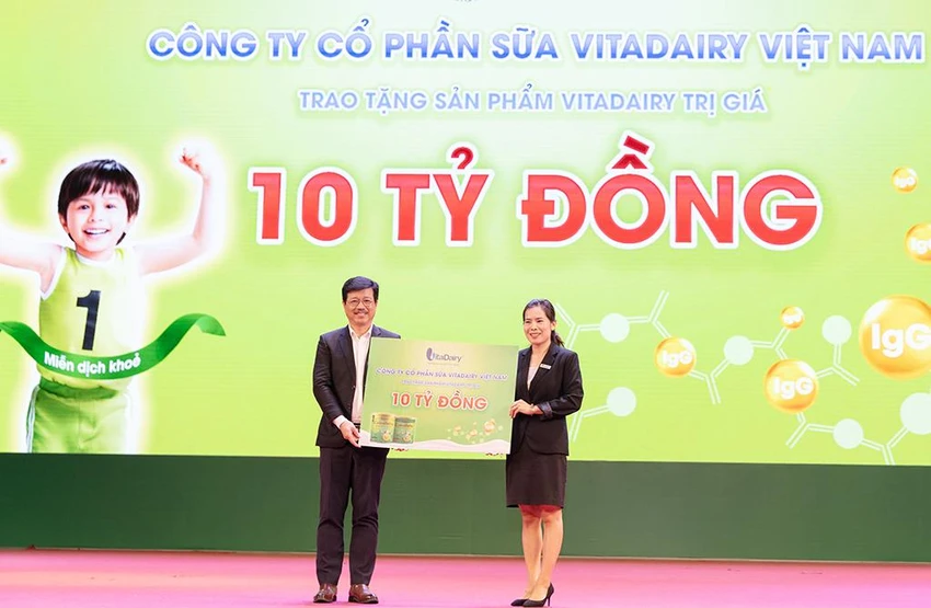 VitaDairy trao tặng 10 tỷ đồng là các sản phẩm sữa đến trẻ em trên khắp cả nước trong suốt thời gian diễn ra chuỗi hội thảo. VitaDairy trao tặng 10 tỷ đồng là các sản phẩm sữa đến trẻ em trên khắp cả nước trong suốt thời gian diễn ra chuỗi hội thảo.