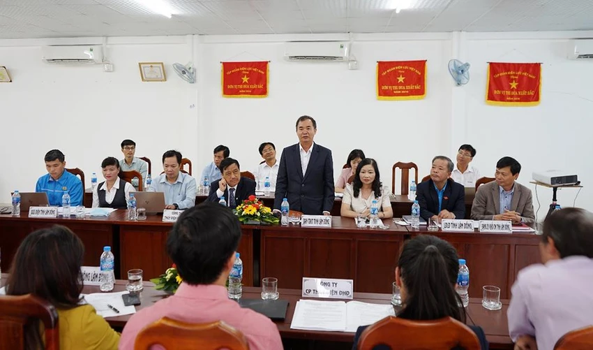 Ông Nguyễn Văn Dương – Phó Trưởng ban Thi đua Khen thưởng tỉnh phát biểu chỉ đạo hội nghị Ông Nguyễn Văn Dương – Phó Trưởng ban Thi đua Khen thưởng tỉnh phát biểu chỉ đạo hội nghị