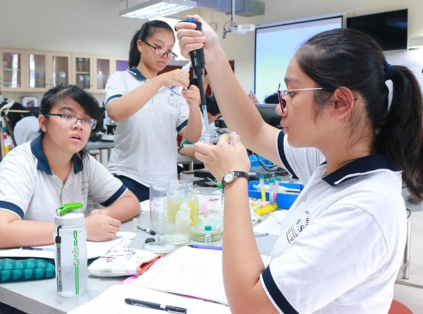 Học sinh Trường Đinh Thiện Lý trong một tiết học thí nghiệm Học sinh Trường Đinh Thiện Lý trong một tiết học thí nghiệm
