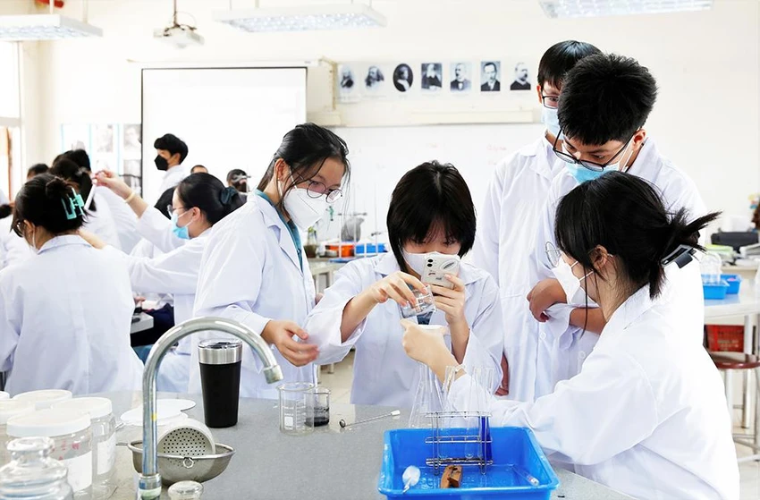 Học sinh Trường THSC và THPT Đinh Thiện Lý với hoạt động nghiên cứu khoa học. Học sinh Trường THSC và THPT Đinh Thiện Lý với hoạt động nghiên cứu khoa học.
