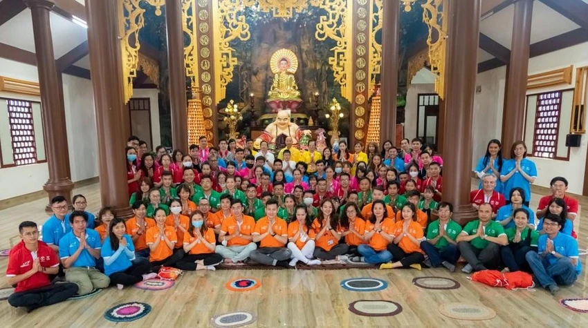 Rời chùa Hoa Nghiêm, các ironman cùng thưởng lãm trà đạo tại Tea Resort và thi vẽ tranh từ một nguyên liệu duy nhất: lá trà Bảo Lộc, để hòa mình vào thiên nhiên. Rời chùa Hoa Nghiêm, các ironman cùng thưởng lãm trà đạo tại Tea Resort và thi vẽ tranh từ một nguyên liệu duy nhất: lá trà Bảo Lộc, để hòa mình vào thiên nhiên.