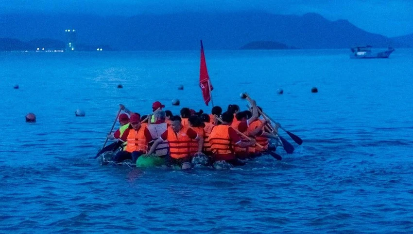 Ngày kế tiếp, rời Đà Lạt, về với TP. Biển Nha Trang. Thử thách cho các ironman ngày một tăng cao nhằm rèn luyện ý chí thép, lòng quả cảm và sự kiên cường trong game bãi biển. 120 chiến binh mỗi đội hợp thành một thể thống nhất với dũng khí can đảm, đồng tâm hợp sức và chiến thuật khôn ngoan để về đích. Ngày kế tiếp, rời Đà Lạt, về với TP. Biển Nha Trang. Thử thách cho các ironman ngày một tăng cao nhằm rèn luyện ý chí thép, lòng quả cảm và sự kiên cường trong game bãi biển. 120 chiến binh mỗi đội hợp thành một thể thống nhất với dũng khí can đảm, đồng tâm hợp sức và chiến thuật khôn ngoan để về đích.