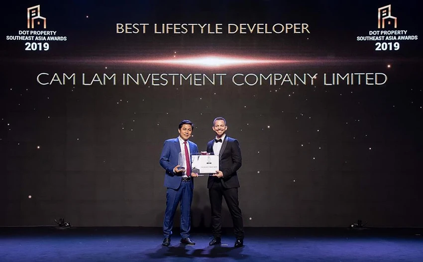 Đại diện Cam Ranh Bay Hotels &amp; Resorts nhận giải thưởng tại Dot Property 2019.