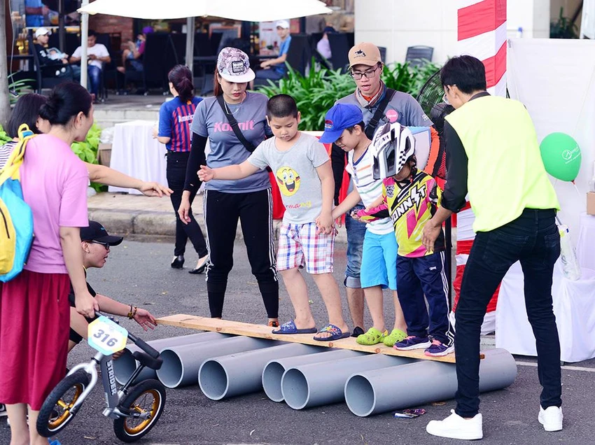 Trò chơi cầu thăng bằng tại ngày hội năm 2019 Trò chơi cầu thăng bằng tại ngày hội năm 2019