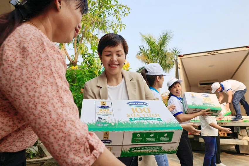 Niềm vui của những người làm chương trình khi mang sữa đến cho trẻ em có hoàn cảnh khó khăn Niềm vui của những người làm chương trình khi mang sữa đến cho trẻ em có hoàn cảnh khó khăn