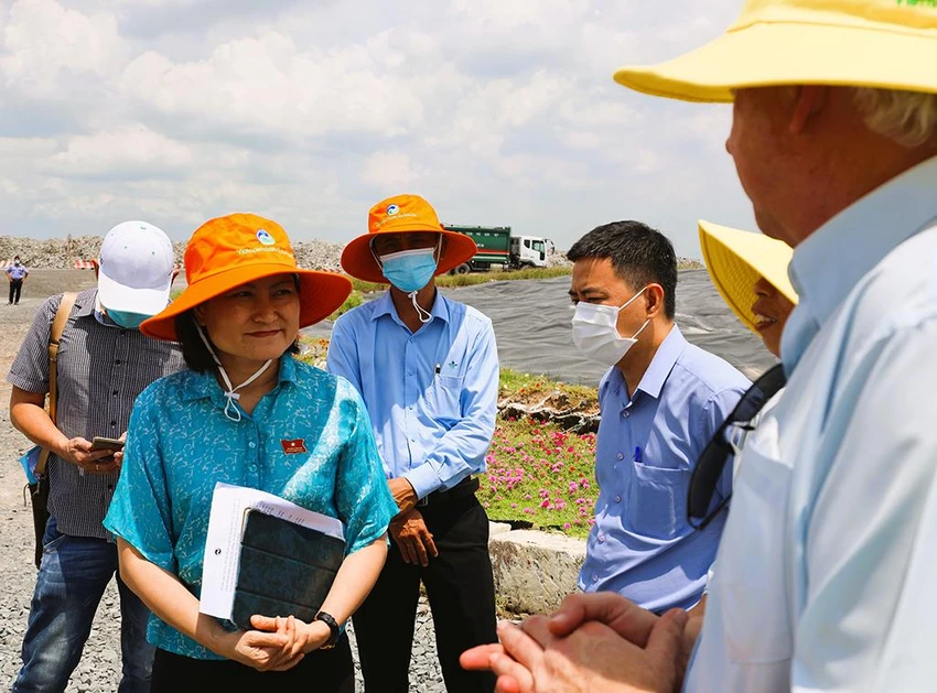 Các thành viên Ban Đô thị HĐND TP.HCM tham quan trên đỉnh rác trong Khu Liên hợp Xử lý Chất thải Đa Phước Các thành viên Ban Đô thị HĐND TP.HCM tham quan trên đỉnh rác trong Khu Liên hợp Xử lý Chất thải Đa Phước