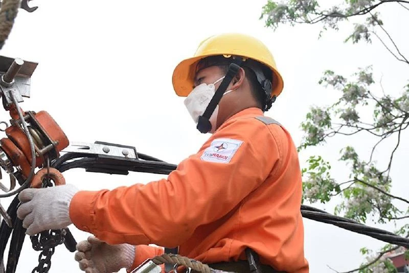 Ngành điện củng cố lưới điện để đảm bảo vận hành an toàn, liên tục và ổn định. Ngành điện củng cố lưới điện để đảm bảo vận hành an toàn, liên tục và ổn định.