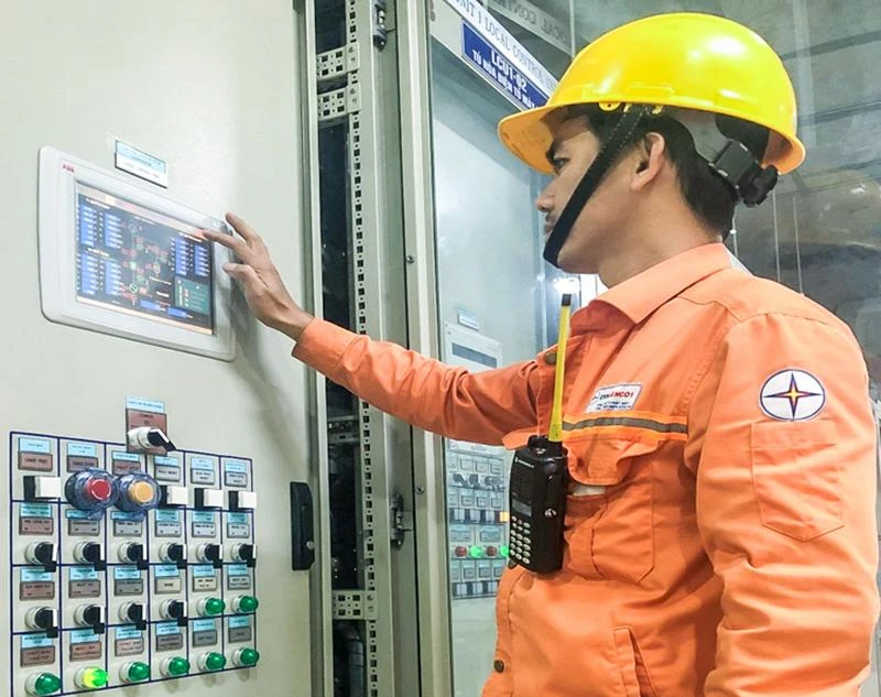 Nhân viên theo dõi giám sát các thông số của tổ máy phát điện Nhân viên theo dõi giám sát các thông số của tổ máy phát điện
