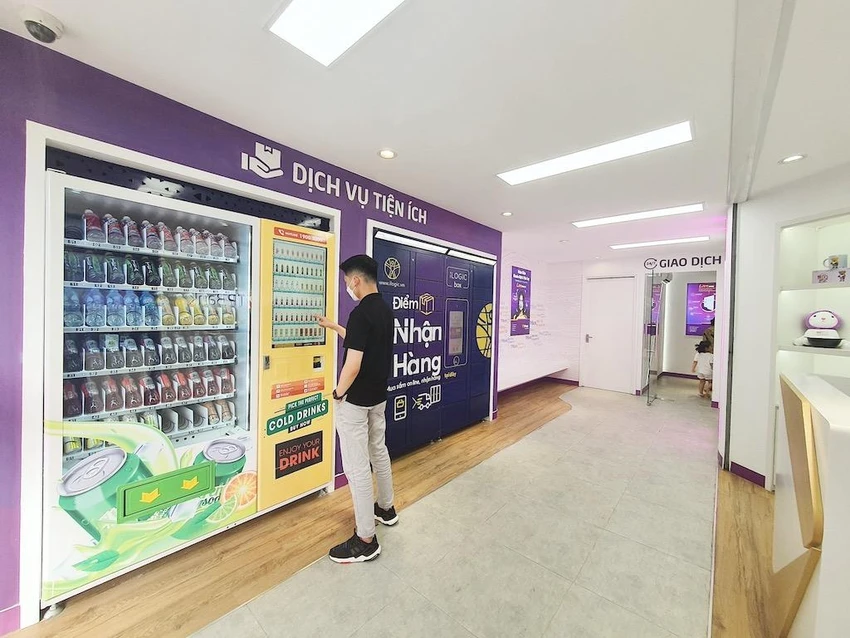Khách hàng trải nghiệm máy bán nước tự động tại LiveBank+24/7 Khách hàng trải nghiệm máy bán nước tự động tại LiveBank+24/7