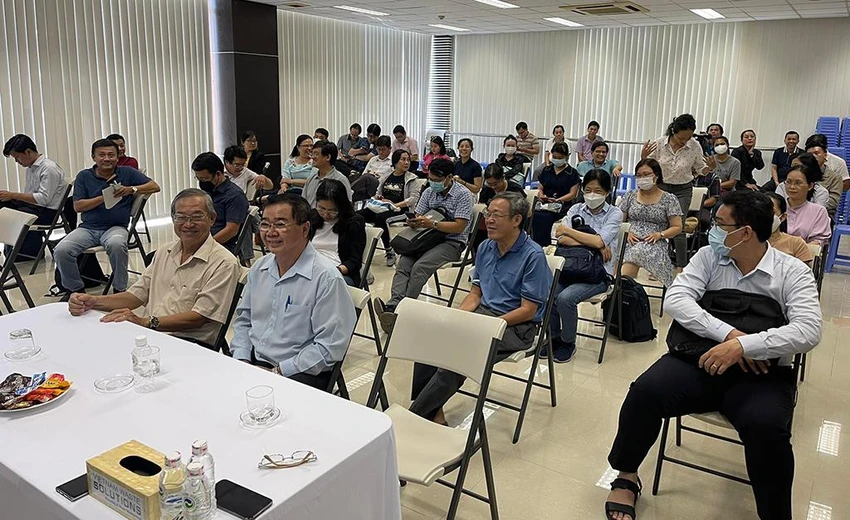 Đoàn bác sĩ đặt câu hỏi thắc mắc về quy trình xử lý rác thải tại Khu Liên hợp xử lý chất thải Đa Phước. Đoàn bác sĩ đặt câu hỏi thắc mắc về quy trình xử lý rác thải tại Khu Liên hợp xử lý chất thải Đa Phước.