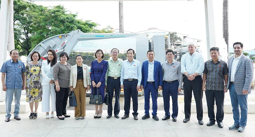 Đoàn kiểm tra chụp hình lưu niệm cùng Ban giám đốc VWS Đoàn kiểm tra chụp hình lưu niệm cùng Ban giám đốc VWS