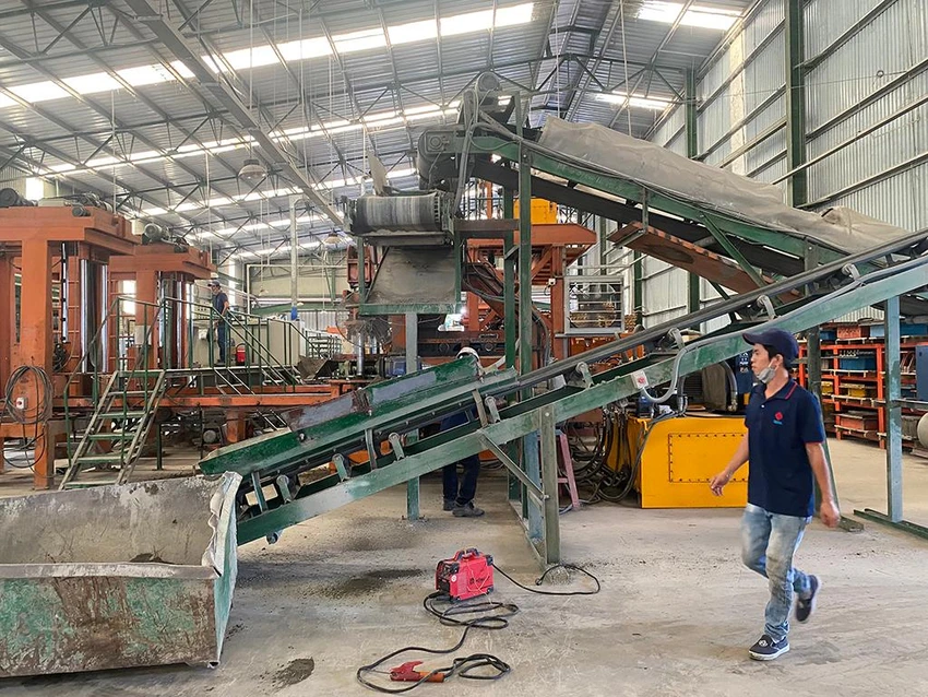 Dây chuyền sản xuất gạch không nung của Công ty CP Vật liệu xanh Đại Dũng tại KCN Hiệp Phước, Nhà Bè, TP.HCM. Ảnh: PV Dây chuyền sản xuất gạch không nung của Công ty CP Vật liệu xanh Đại Dũng tại KCN Hiệp Phước, Nhà Bè, TP.HCM. Ảnh: PV