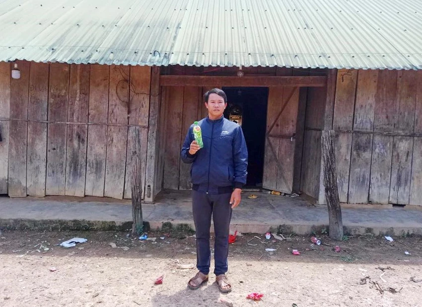 Anh P.T.K trước căn nhà của gia đình hiện nay. Anh P.T.K trước căn nhà của gia đình hiện nay.