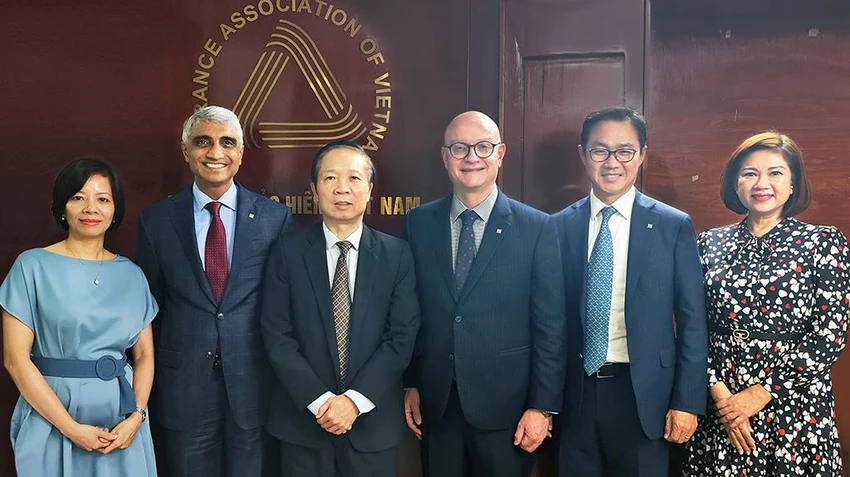 Ông Damien Green (thứ ba từ phải sang); ông Bùi Gia Anh, Tổng thư ký Hiệp hội Bảo hiểm Việt Nam (thứ ba từ trái sang); ông Sang Lee, TGĐ Manulife Vietnam (thứ hai từ phải sang); ông Sachin Shah, TGĐ các Thị trường mới nổi của Manulife châu Á (thứ hai từ trái sang). Ông Damien Green (thứ ba từ phải sang); ông Bùi Gia Anh, Tổng thư ký Hiệp hội Bảo hiểm Việt Nam (thứ ba từ trái sang); ông Sang Lee, TGĐ Manulife Vietnam (thứ hai từ phải sang); ông Sachin Shah, TGĐ các Thị trường mới nổi của Manulife châu Á (thứ hai từ trái sang).