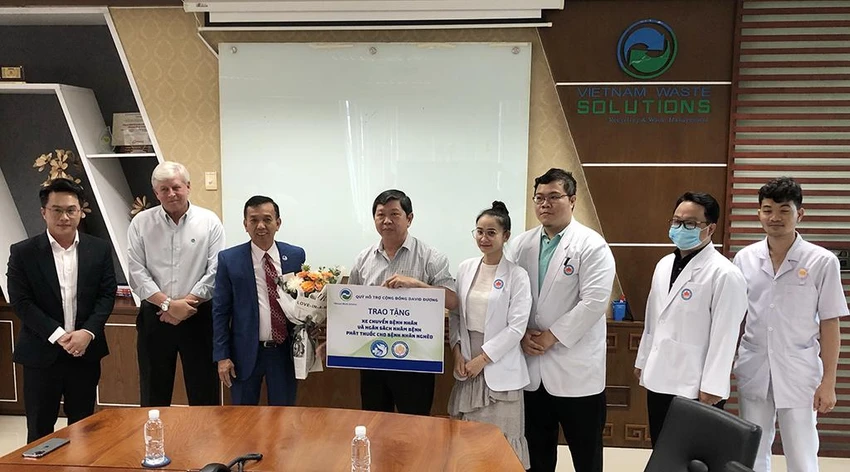 Ông David Dương trao biểu trưng tặng xe cho Bệnh viện Phục hồi chức năng và Điều trị bệnh nghề nghiệp TP.HCM và kinh phí cho Hội Thầy thuốc trẻ TP.HCM Ông David Dương trao biểu trưng tặng xe cho Bệnh viện Phục hồi chức năng và Điều trị bệnh nghề nghiệp TP.HCM và kinh phí cho Hội Thầy thuốc trẻ TP.HCM