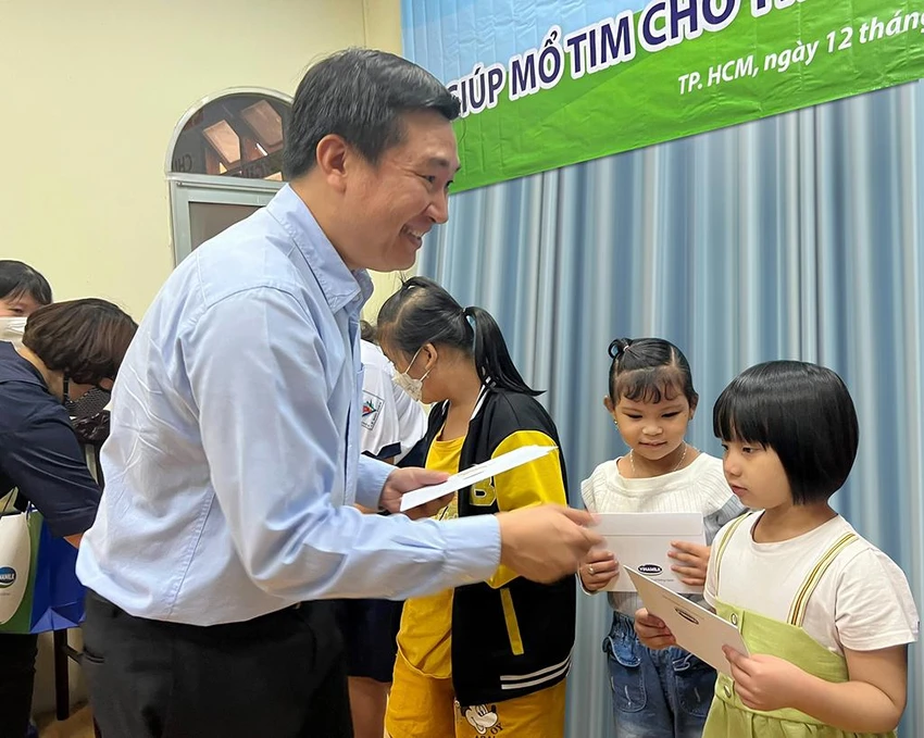 Bé Kỳ Duyên (áo thun trắng, váy xanh) nhận quà động viên từ đại diện Vinamilk Bé Kỳ Duyên (áo thun trắng, váy xanh) nhận quà động viên từ đại diện Vinamilk