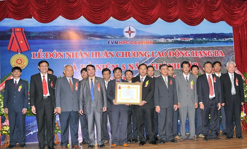 Ông Phạm S – Phó Chủ tịch UBND tỉnh Lâm Đồng trao Huân chương Lao động hạng Ba cho tập thể CBCNV Công ty Thủy điện Đại Ninh (ngày 16-11-2012) Ông Phạm S – Phó Chủ tịch UBND tỉnh Lâm Đồng trao Huân chương Lao động hạng Ba cho tập thể CBCNV Công ty Thủy điện Đại Ninh (ngày 16-11-2012)