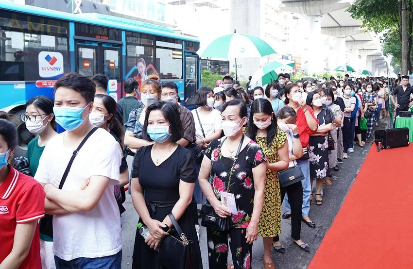 Ngay từ sớm, các tín đồ làm đẹp đã xếp hàng dài chờ check-in Ngay từ sớm, các tín đồ làm đẹp đã xếp hàng dài chờ check-in