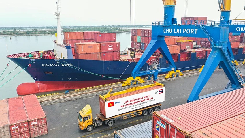 Xuất khẩu ô tô nguyên chiếc đóng container tại cảng Chu Lai Xuất khẩu ô tô nguyên chiếc đóng container tại cảng Chu Lai