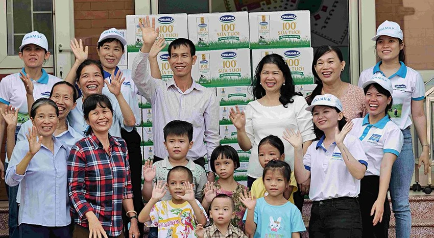 Hành trình của Quỹ sữa Vươn cao Việt Nam năm 2022, được bắt đầu với những chuyến đi thăm, trao sữa của Vinamilk và đại diện của Quỹ Bảo trợ trẻ em Việt Nam. Tại Làng trẻ SOS Quy Nhơn (Bình Định) và Trung tâm Công tác Xã hội tỉnh Quảng Ngãi, các em nhỏ “diện” những bộ đồ đẹp nhất, háo hức đón đoàn công tác đến thăm. Không chỉ mang theo những hộp sữa thơm ngon tặng cho các em mà tất cả cùng nhau tham gia các hoạt động vui chơi, lưu lại nhiều kỉ niệm vui vẻ. Hành trình của Quỹ sữa Vươn cao Việt Nam năm 2022, được bắt đầu với những chuyến đi thăm, trao sữa của Vinamilk và đại diện của Quỹ Bảo trợ trẻ em Việt Nam. Tại Làng trẻ SOS Quy Nhơn (Bình Định) và Trung tâm Công tác Xã hội tỉnh Quảng Ngãi, các em nhỏ “diện” những bộ đồ đẹp nhất, háo hức đón đoàn công tác đến thăm. Không chỉ mang theo những hộp sữa thơm ngon tặng cho các em mà tất cả cùng nhau tham gia các hoạt động vui chơi, lưu lại nhiều kỉ niệm vui vẻ.