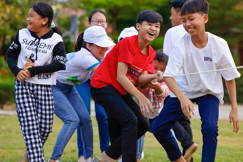 Tại Nhà máy sữa Vinamilk Bình Định, các em đã cùng nhau thực hiện các thử thách trong các trò chơi. Bất kể đội nào thắng thua, nụ cười vẫn luôn rạng rỡ trên gương mặt trẻ thơ. Tại Nhà máy sữa Vinamilk Bình Định, các em đã cùng nhau thực hiện các thử thách trong các trò chơi. Bất kể đội nào thắng thua, nụ cười vẫn luôn rạng rỡ trên gương mặt trẻ thơ.