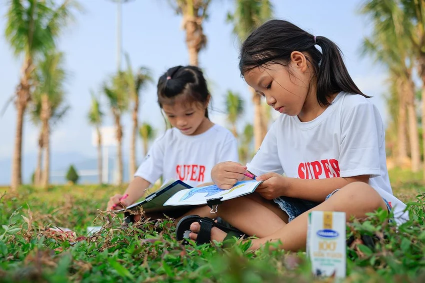 Sau những trải nghiệm, với trí tưởng tượng phong phú, cuộc sống muôn màu và những ước mơ trẻ thơ đã được thể hiện qua những bức tranh đầy màu sắc. Sau những trải nghiệm, với trí tưởng tượng phong phú, cuộc sống muôn màu và những ước mơ trẻ thơ đã được thể hiện qua những bức tranh đầy màu sắc.