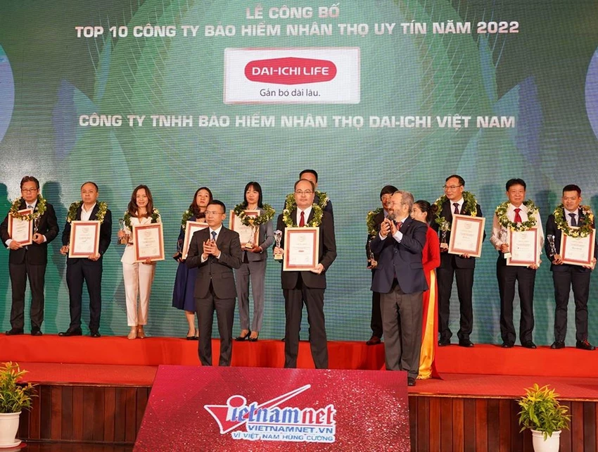 Ông Seigo Fujimaru, Phó TGĐ Điều hành Dai-ichi Life Việt Nam nhận giải thưởng “Top 2 Công ty Bảo hiểm Nhân thọ uy tín” năm 2022
