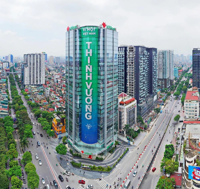 Tòa nhà VPBank với biển quảng cáo lớn Tòa nhà VPBank với biển quảng cáo lớn