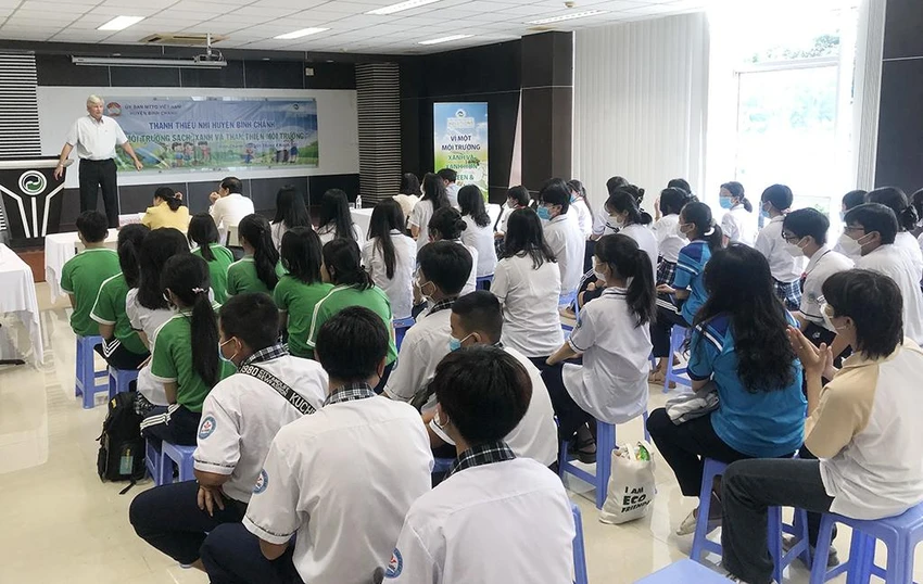 Ông Kevin Moore, GĐ Điều hành trao đổi và giải đáp nhiều thắc mắc của các em học sinh về công tác thu gom và xử lý rác thải tại Khu Liên hợp Xử lý chất thải Đa Phước. Ông Kevin Moore, GĐ Điều hành trao đổi và giải đáp nhiều thắc mắc của các em học sinh về công tác thu gom và xử lý rác thải tại Khu Liên hợp Xử lý chất thải Đa Phước.