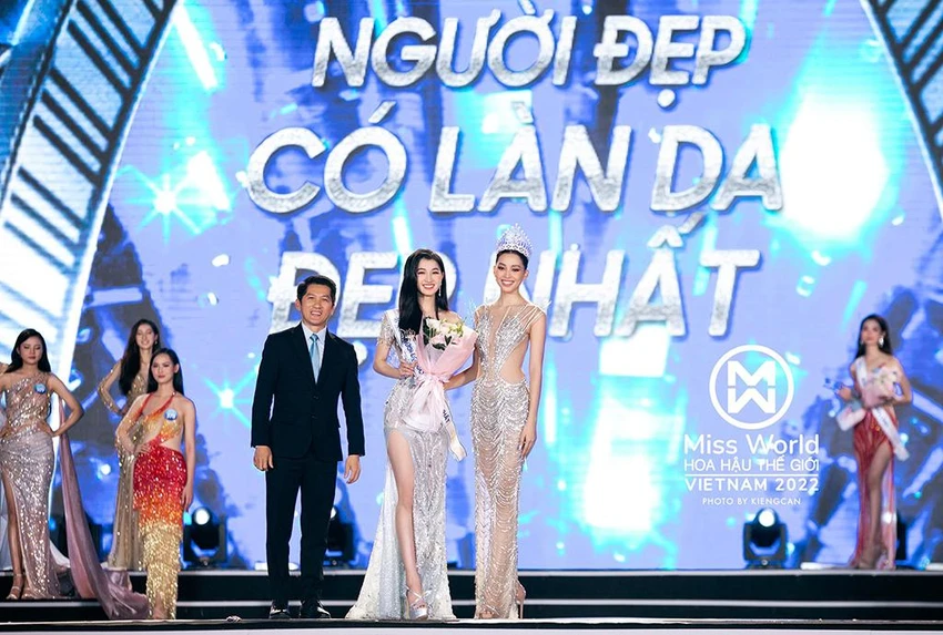 Ông Huỳnh Thiên Triều – Tổng Giám đốc Amway Việt Nam trao giải Người đẹp có làn da đẹp nhất cho Á Hậu 2 Miss World Việt Nam 2022 Nguyễn Phương Nhi. Ông Huỳnh Thiên Triều – Tổng Giám đốc Amway Việt Nam trao giải Người đẹp có làn da đẹp nhất cho Á Hậu 2 Miss World Việt Nam 2022 Nguyễn Phương Nhi.