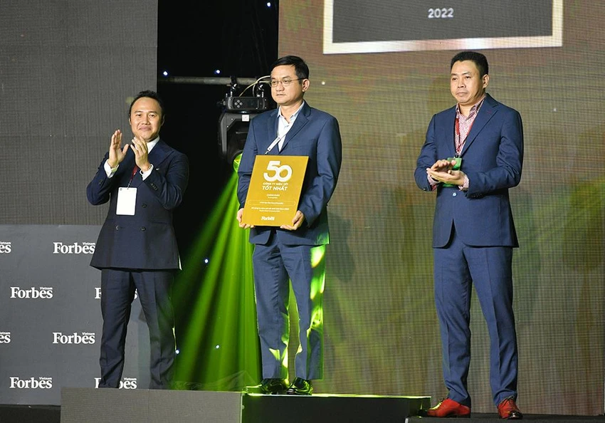 Ông Nguyễn Quang Trí – Giám đốc Điều hành Marketing của Vinamilk đại diện nhận giải thưởng Top 50 công ty niêm yết tốt nhất Việt Nam 2021 từ Forbes Việt Nam Ông Nguyễn Quang Trí – Giám đốc Điều hành Marketing của Vinamilk đại diện nhận giải thưởng Top 50 công ty niêm yết tốt nhất Việt Nam 2021 từ Forbes Việt Nam