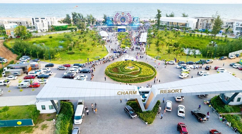 Toàn cảnh Let's Charm Fest trong ngày lễ hội Toàn cảnh Let's Charm Fest trong ngày lễ hội