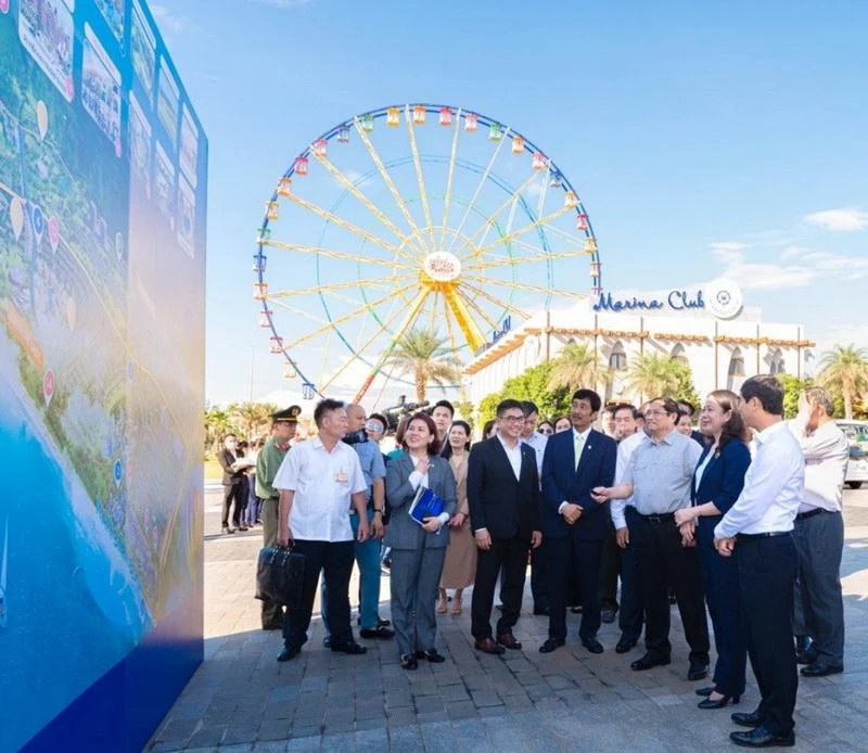 Thủ tướng và đoàn công tác tới tham quan Tổ hợp du lịch, nghỉ dưỡng, giải trí NovaWorld Phan Thiet Thủ tướng và đoàn công tác tới tham quan Tổ hợp du lịch, nghỉ dưỡng, giải trí NovaWorld Phan Thiet