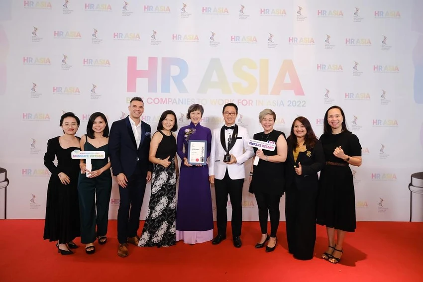 Đội ngũ Manulife Việt Nam chụp hình cùng ban tổ chức HR Asia Awards Đội ngũ Manulife Việt Nam chụp hình cùng ban tổ chức HR Asia Awards